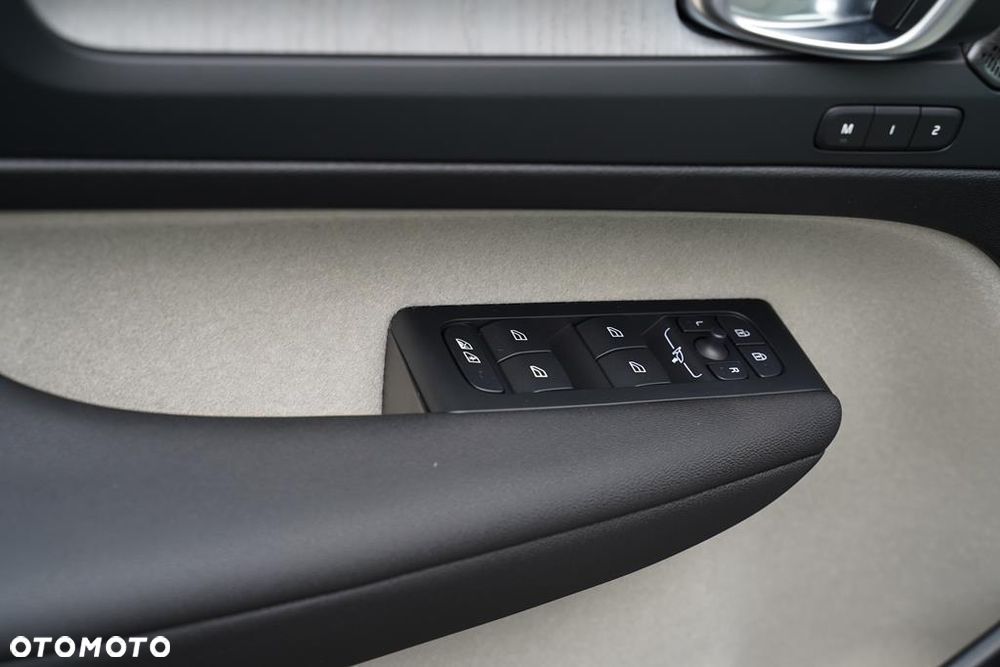 Volvo XC 40 B3 Plus Dark - 11