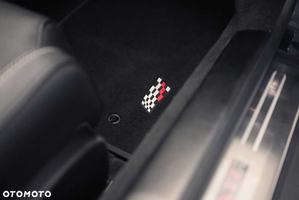Jaguar F-Type 2.0 Turbo Chequered Flag - 32
