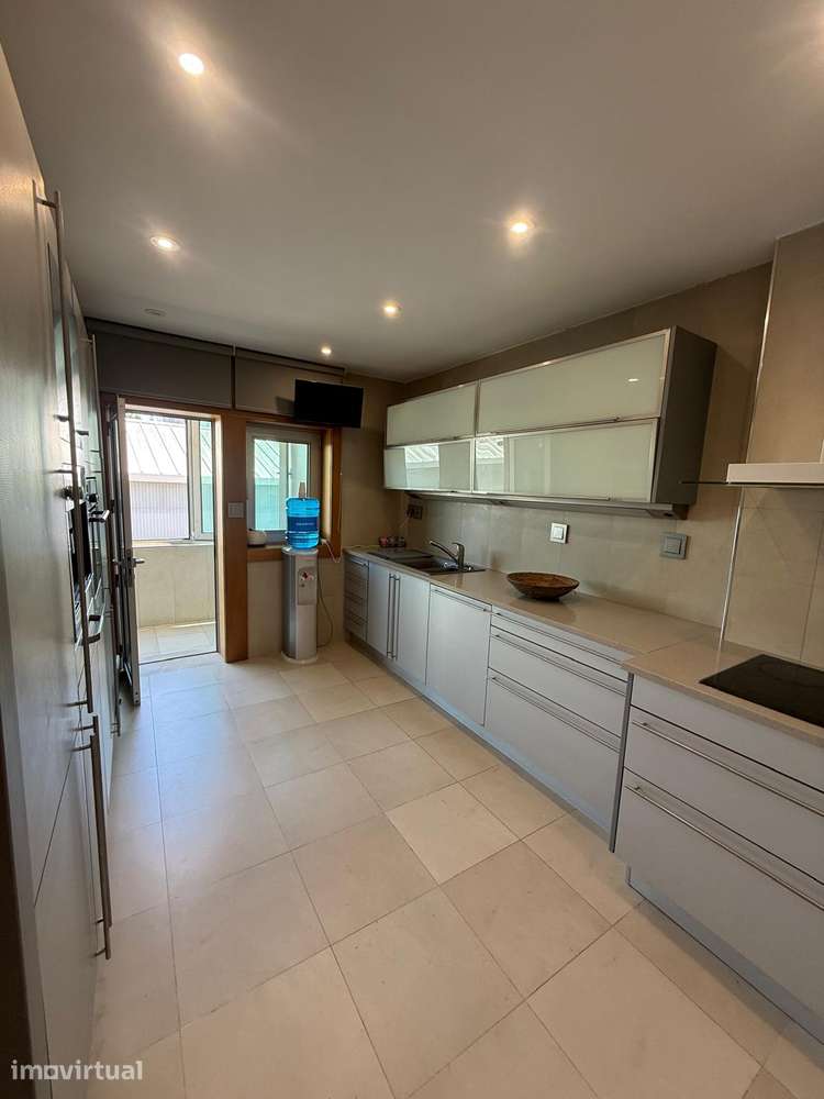 T3 com 3 Suites | Totalmente Remodelado e Mobilado | Centro de Gaia CO - Grande imagem: 4/10