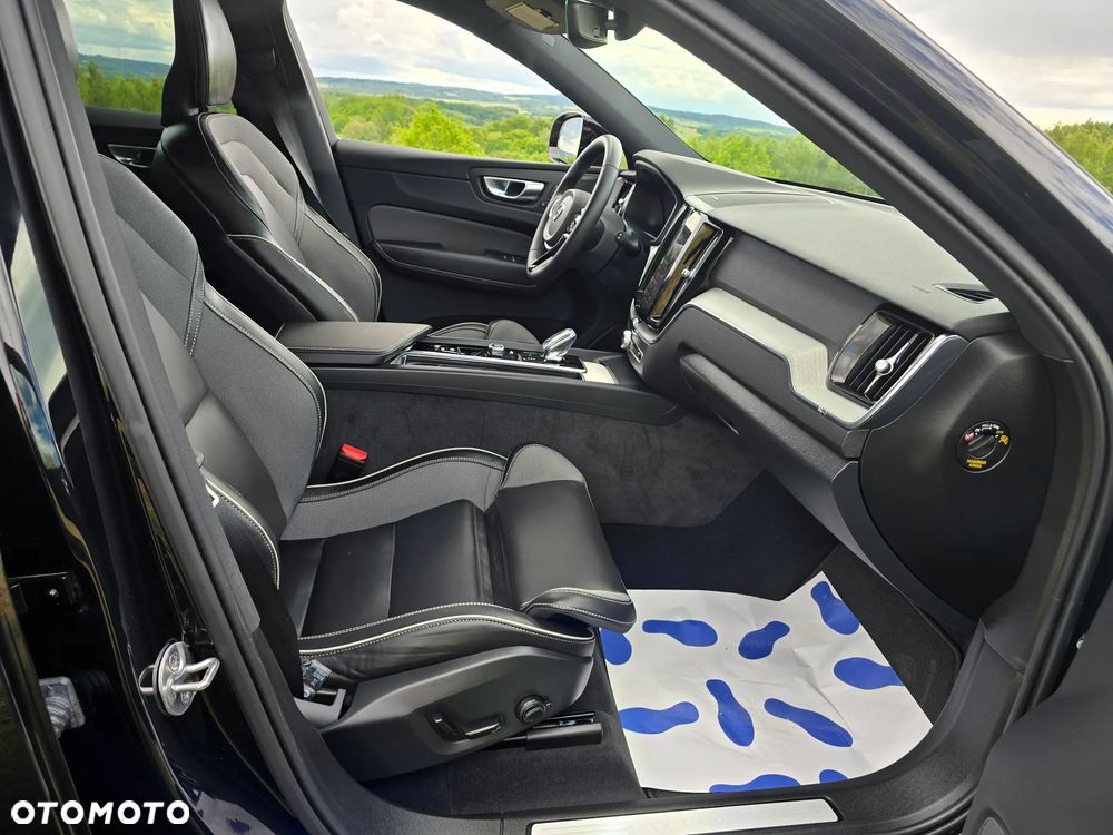 Volvo XC 60 B5 B AWD Plus Dark - 20