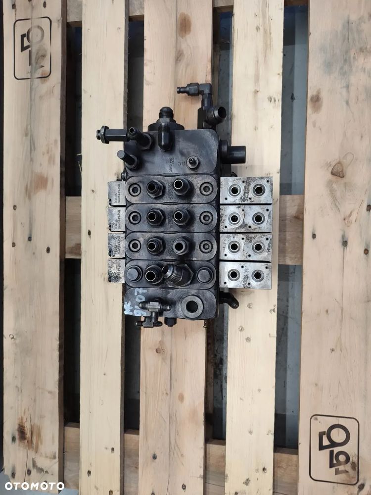 Rozdzielacz hydrauliczny Massey Ferguson 9407 (7GH345002) - 1