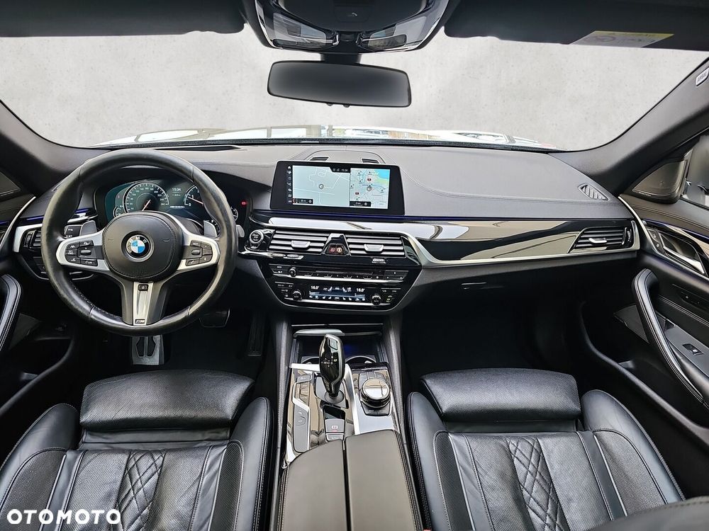 BMW Seria 5 M550i xDrive - 32