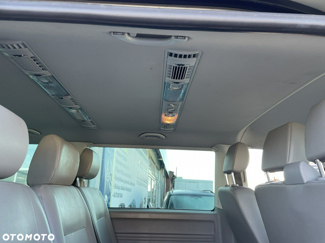 Volkswagen Caravelle - 12