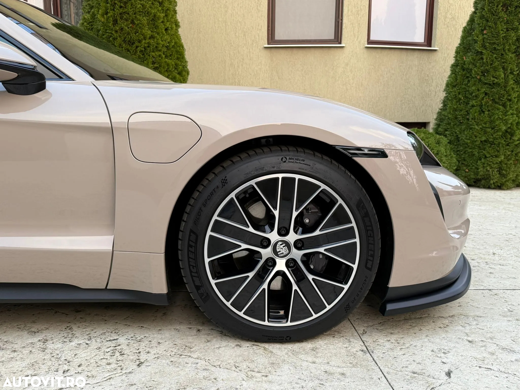 Porsche Taycan - 9