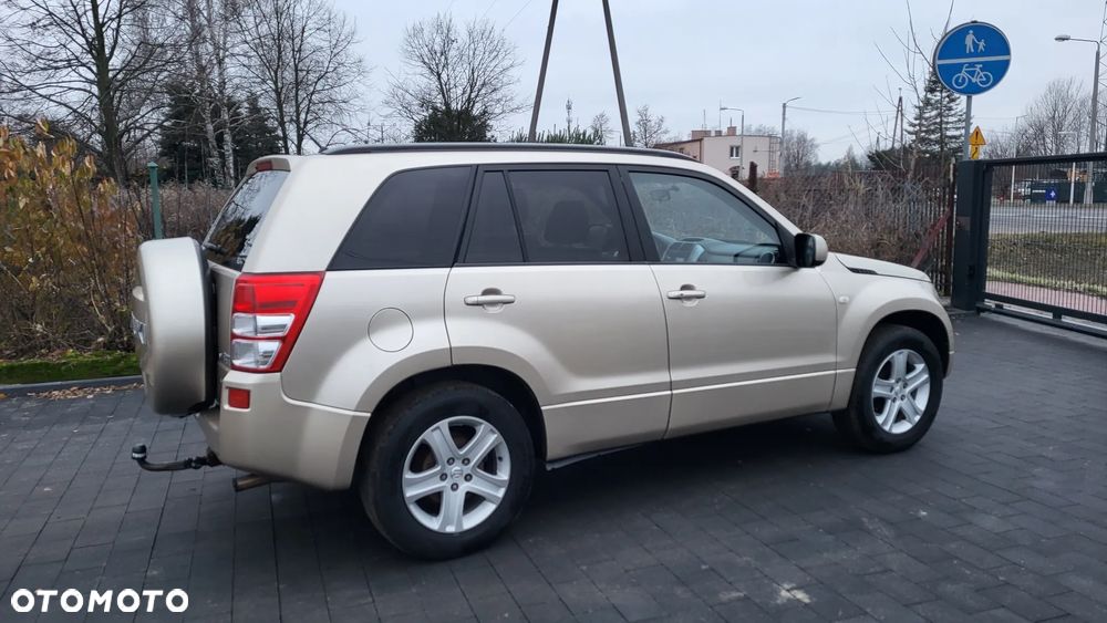 Suzuki Grand Vitara 2.0 Comfort + - 9