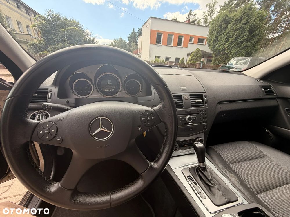 Mercedes-Benz Klasa C 180 CGI Automatik BlueEFFICIENCY Avantgarde - 16