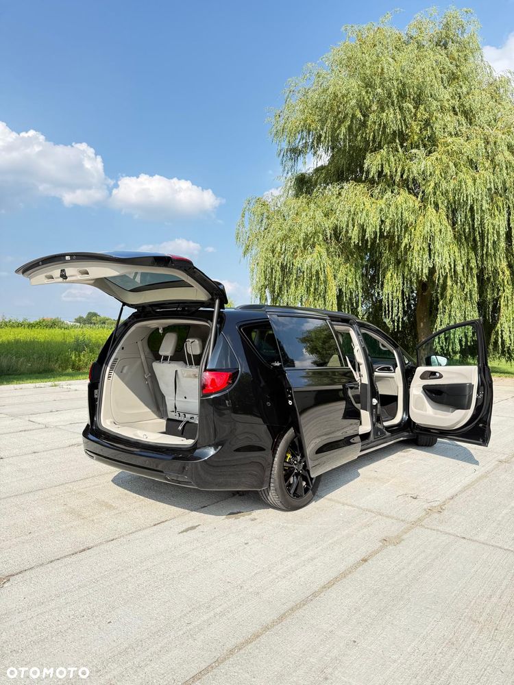 Chrysler Pacifica - 12