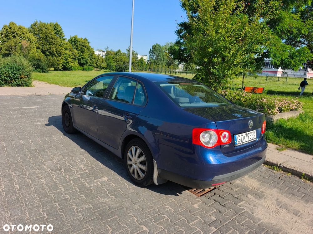 Volkswagen Jetta 1.6 FSI Trendline - 4