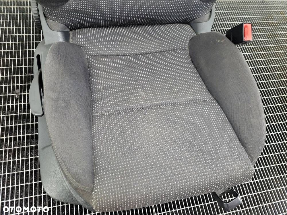FOTEL PRAWY PASAŻERA AUDI A3 8P 5D SPORTBACK EUROPA - 2