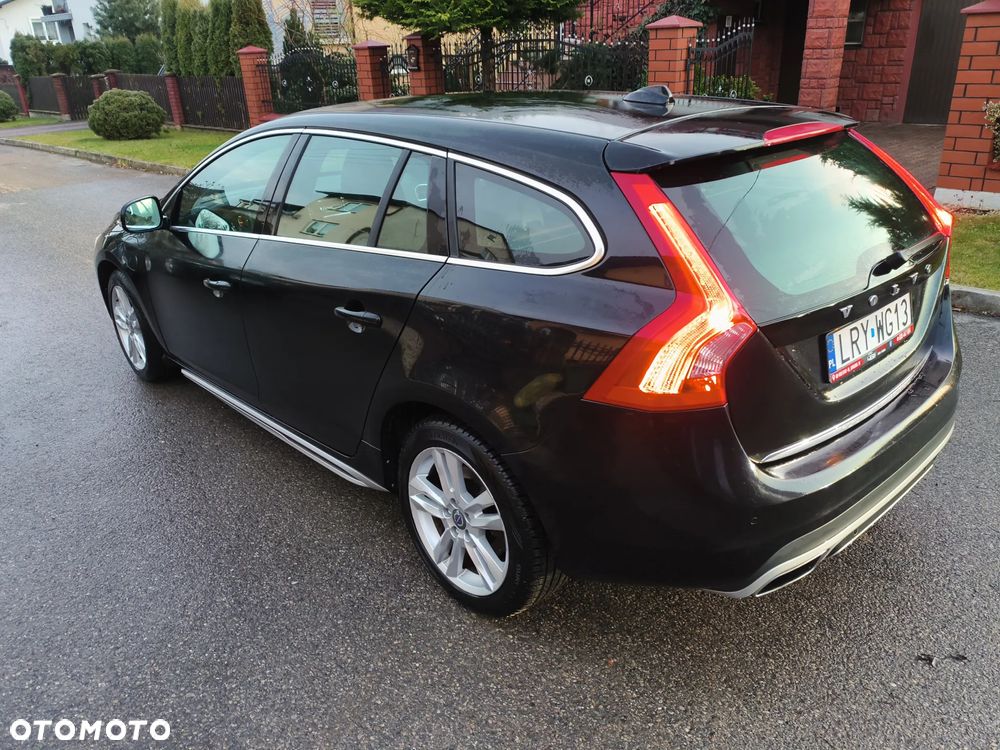 Volvo V60 D6 AWD Plug-in Hybrid R-Design Momentum - 3