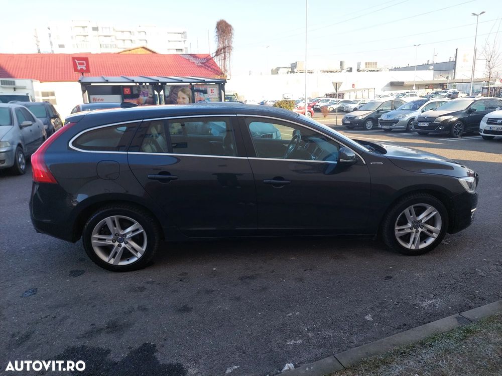 Volvo V60 D6 Plug-In-Hybrid AWD Geartronic Summum - 4