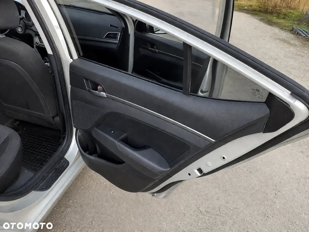 Hyundai Elantra 1.6 Classic Plus - 18