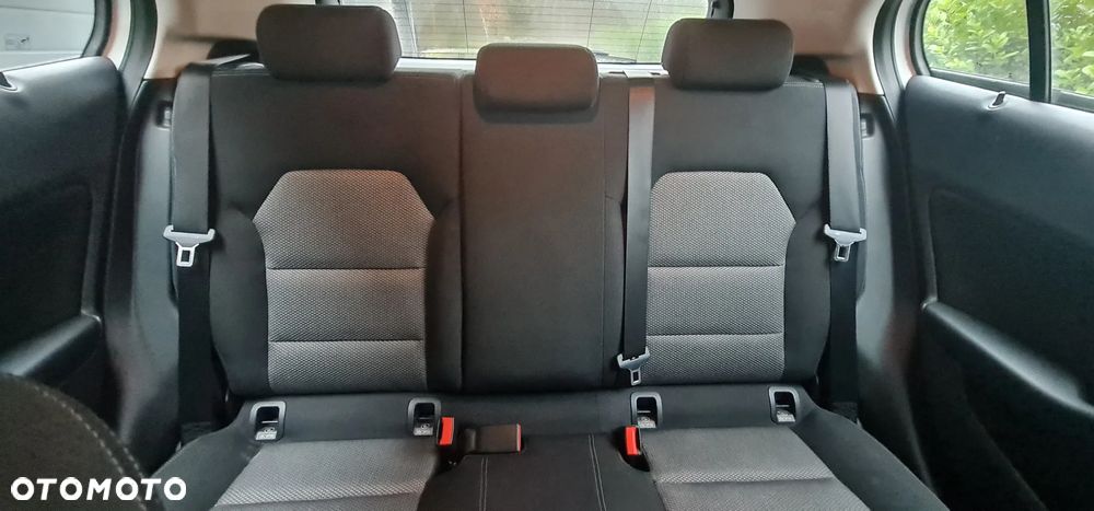 Mercedes-Benz GLA 180 7G-DCT - 11