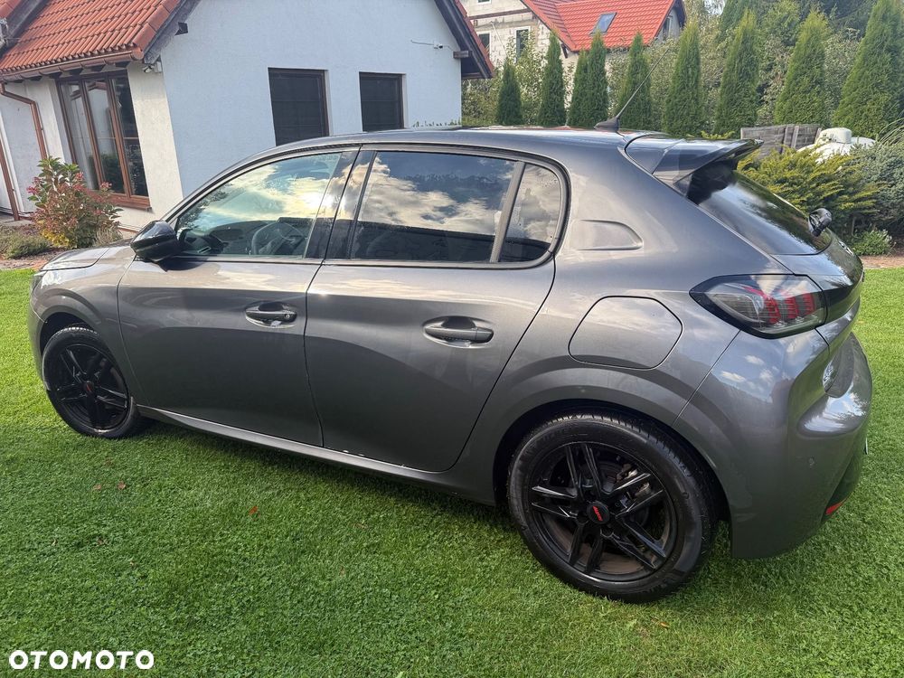 Peugeot 208 - 8