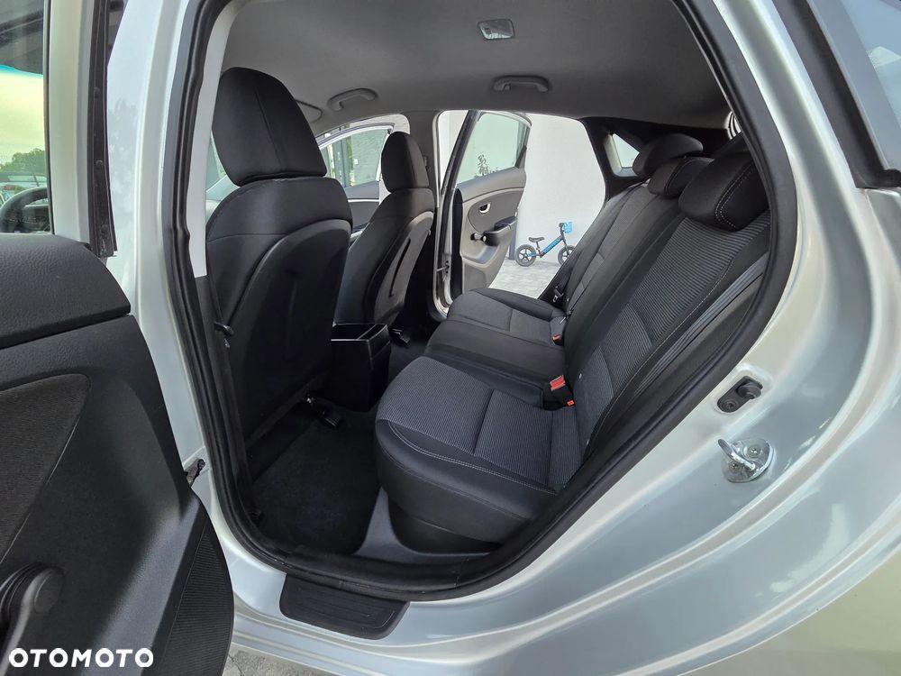 Hyundai i30 blue 1.6 CRDi Trend - 12