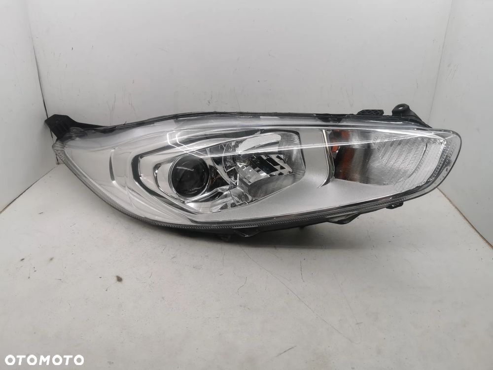 Lampa przednia prawa Ford Fiesta Mk7 Lift