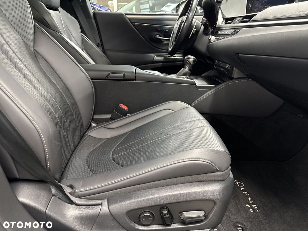 Lexus ES 300h F Sport Edition - 26