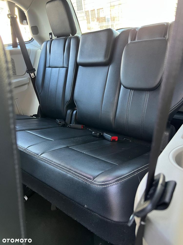 Chrysler Town & Country - 5