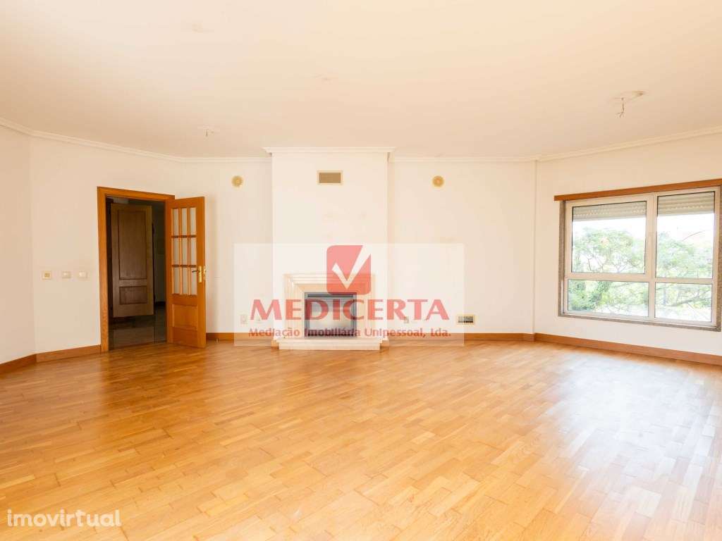 Amadora T4 (2 Parqueamentos + Arrecadação) - Grande imagem: 2/27