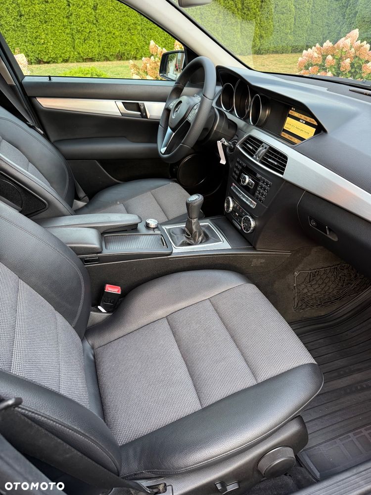Mercedes-Benz Klasa C 180 CGI BlueEFFICIENCY Avantgarde - 36