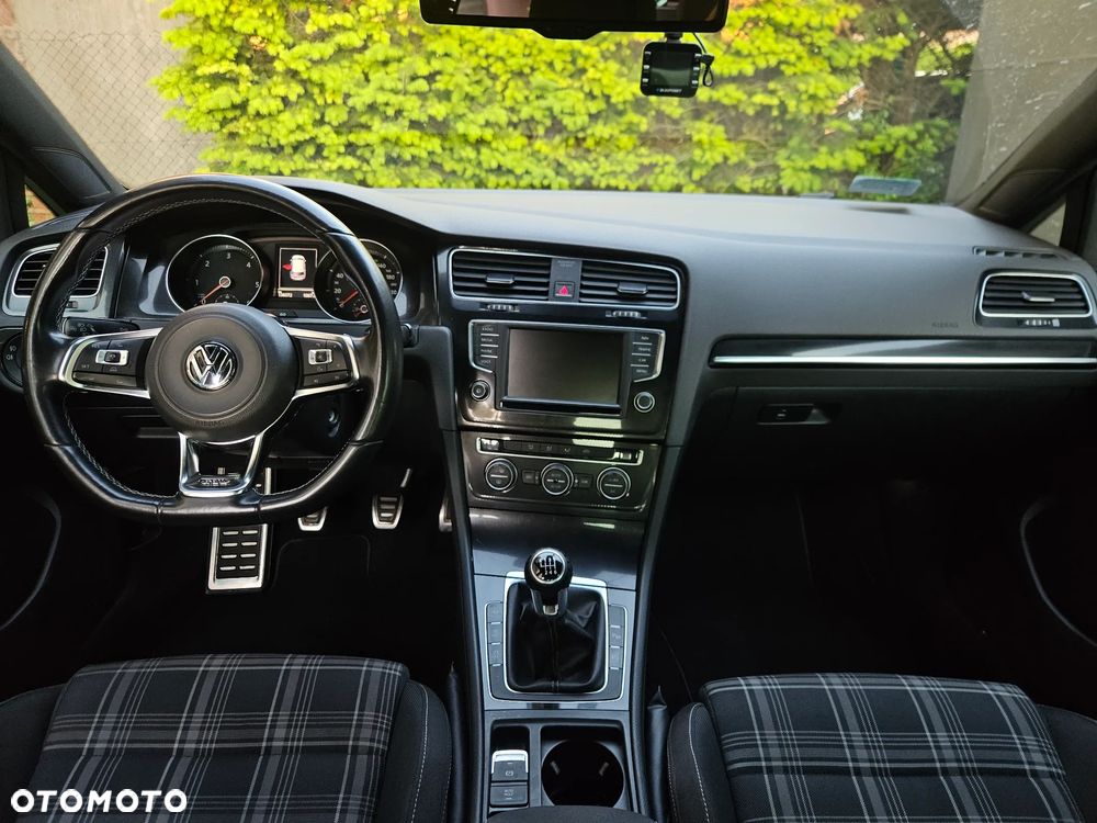 Volkswagen Golf - 6