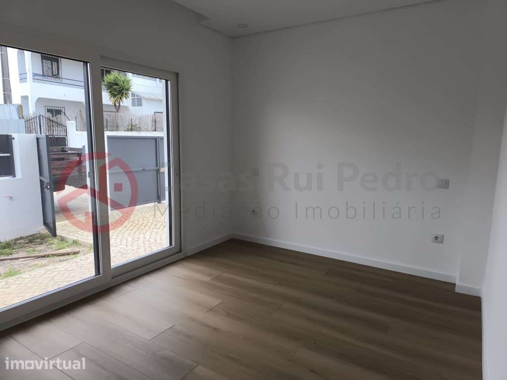 Moradia Geminada T3 de Dois Pisos em Zona Tranquila, Pinhal do General - Grande imagem: 2/33