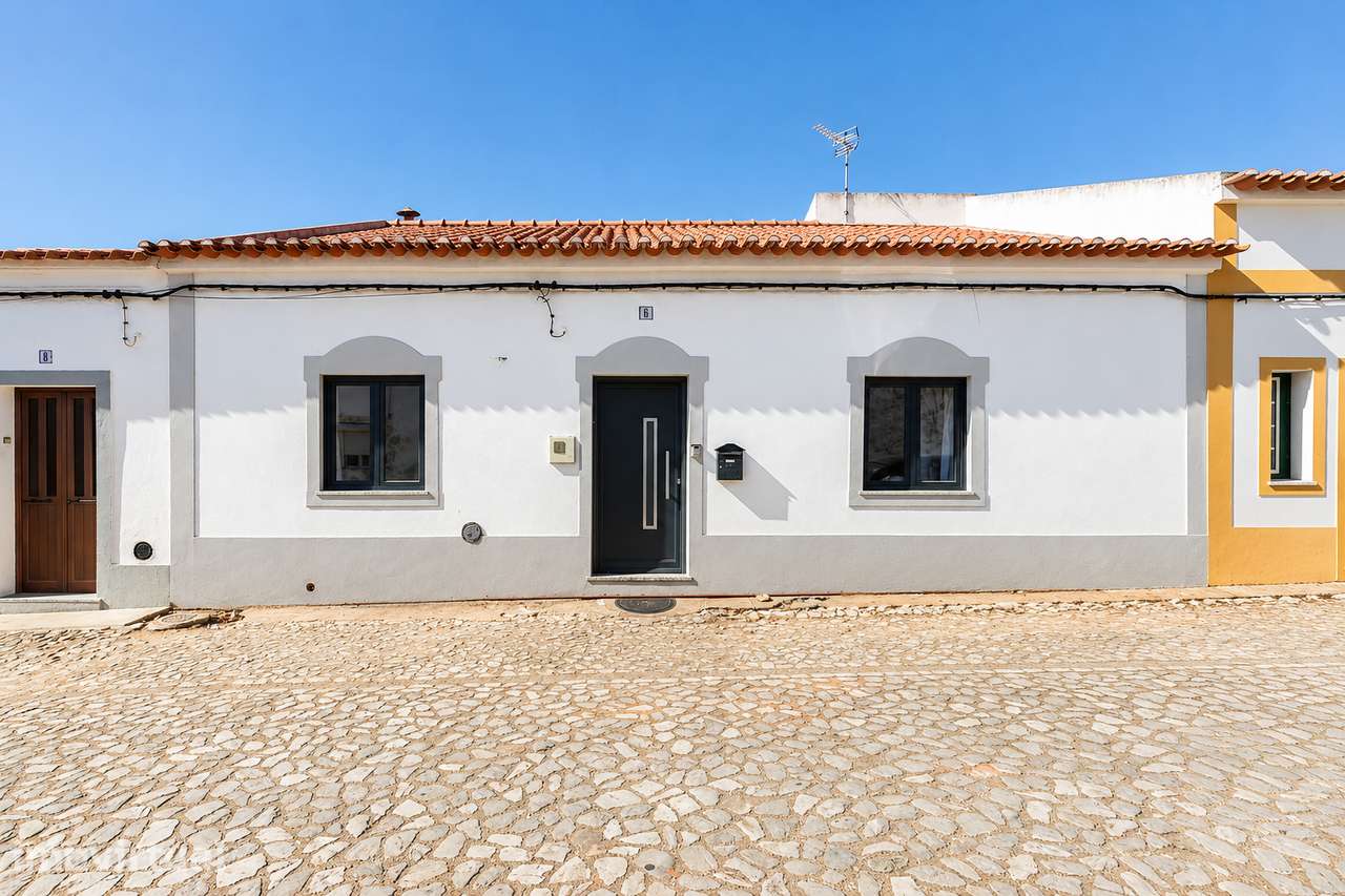 Moradia T4+1 c/ Aproveitamento de Sótão, Quintal e Anexo em Alvito, Be