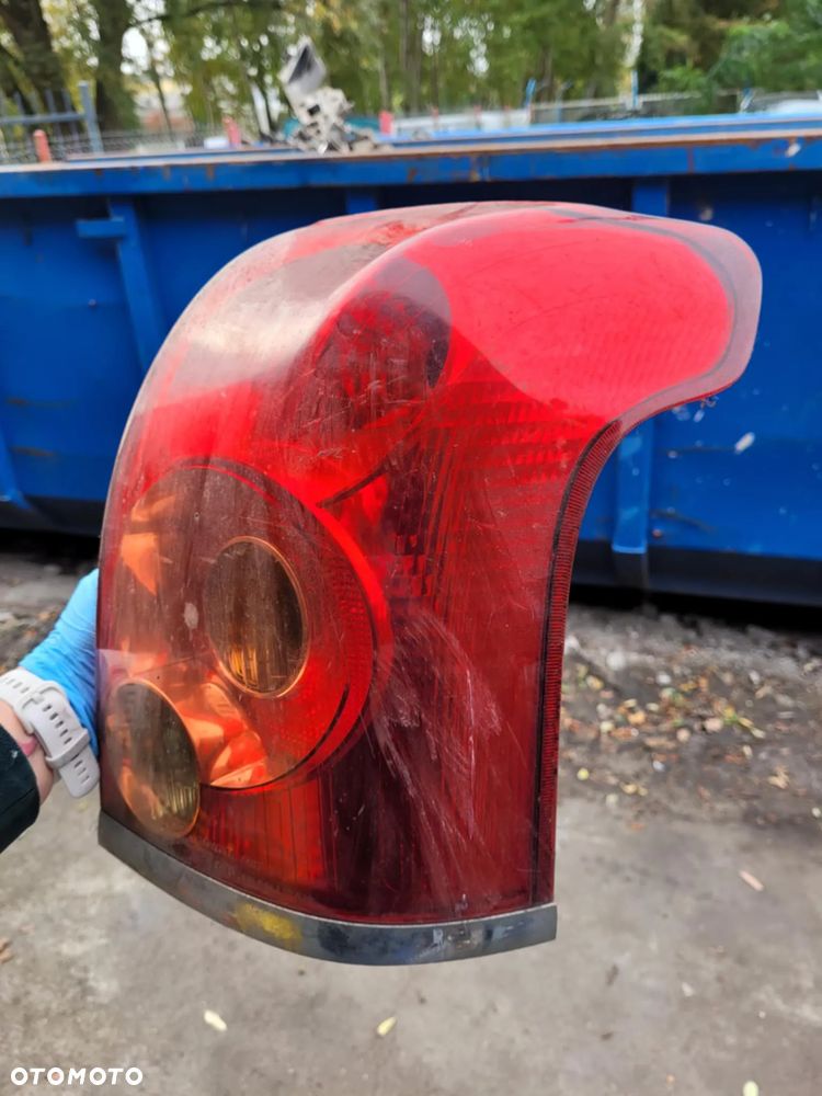 lampa tylna Toyota Avensis prawa - 2