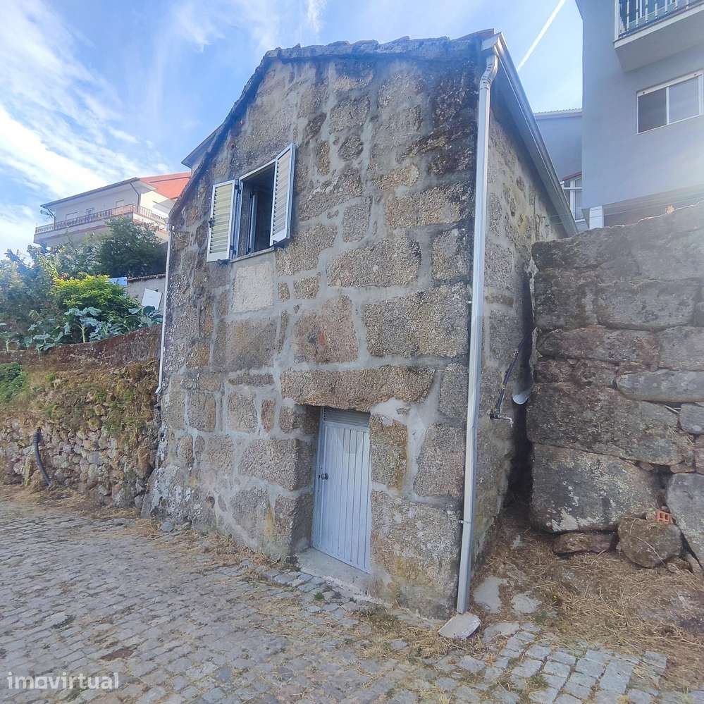 Moradia reabilitada t0 como espaço amplo de 2 pisos e terraço em Pimei - Grande imagem: 3/5