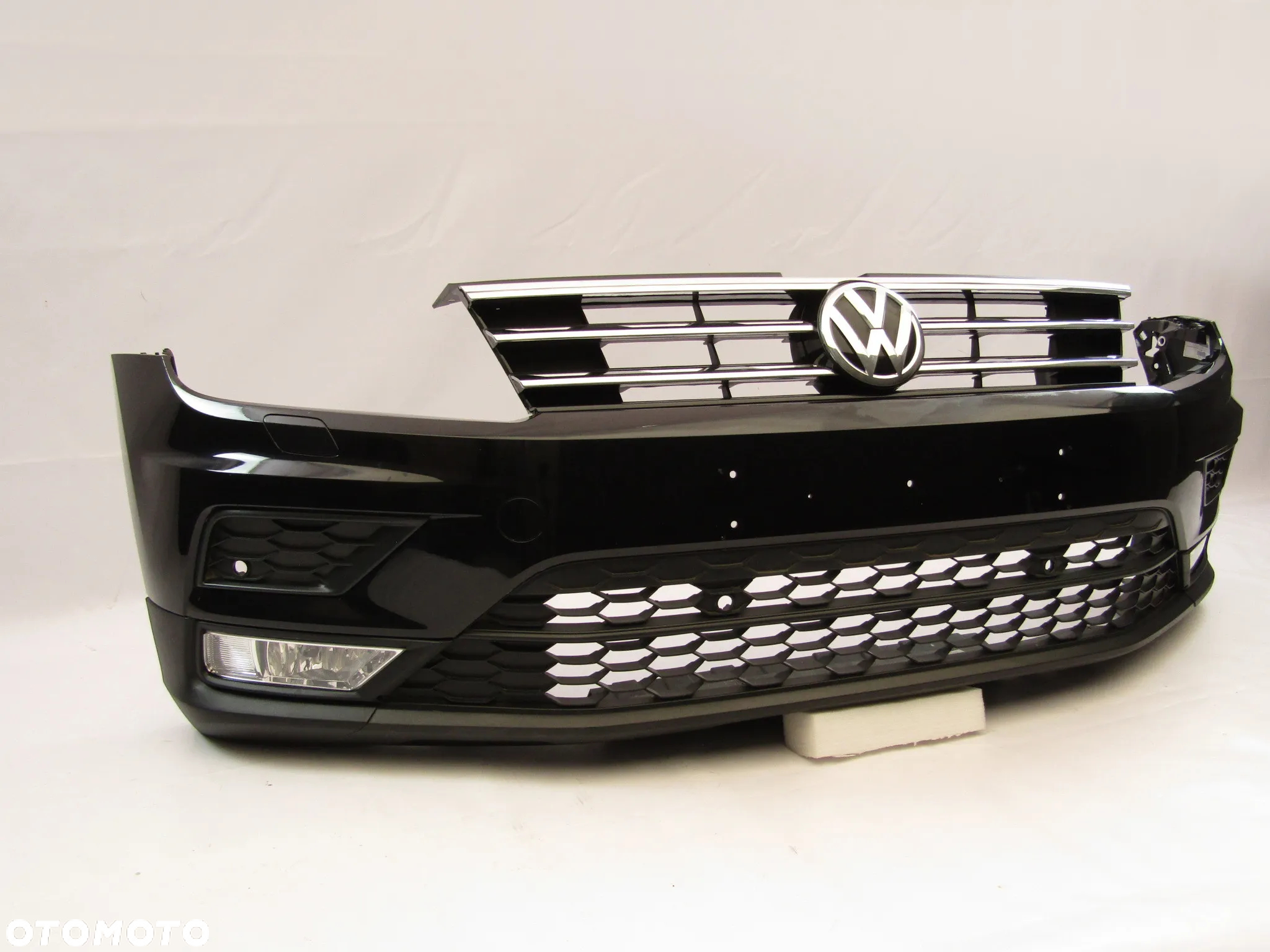 Zderzak przedni VW Tiguan 5NA 16 - 20 Sprysk. / Pdc-4 Lakier LC9X - 17