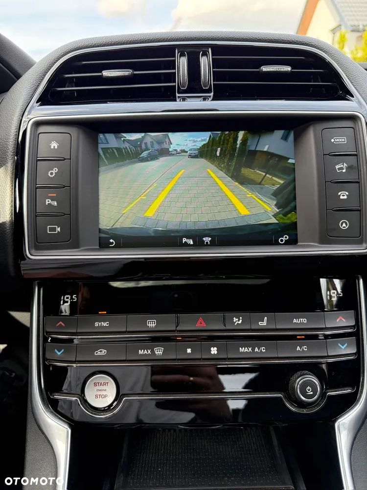 Jaguar XE - 2