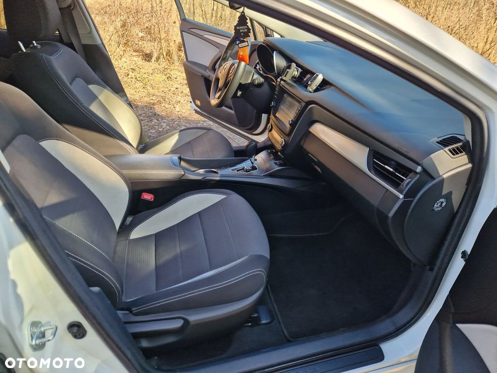 Toyota Avensis 1.8 Style MS - 16