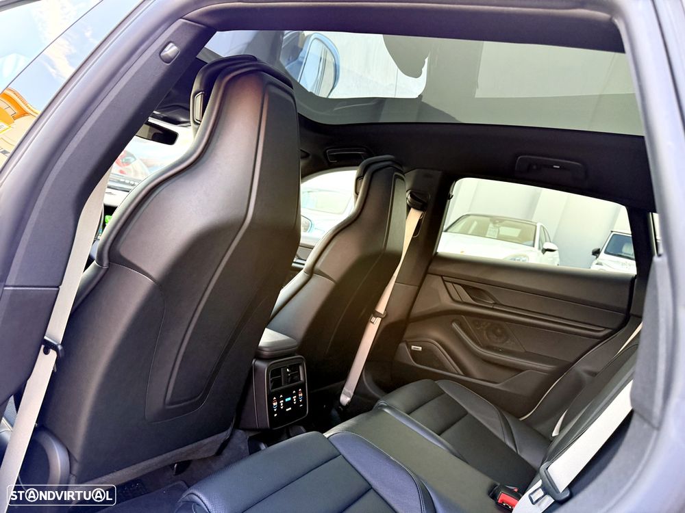 Porsche Taycan Cross Turismo 4 - 36