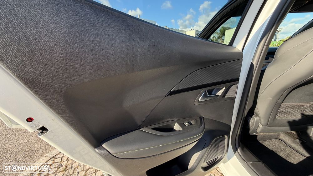Peugeot e-2008 GT - 45