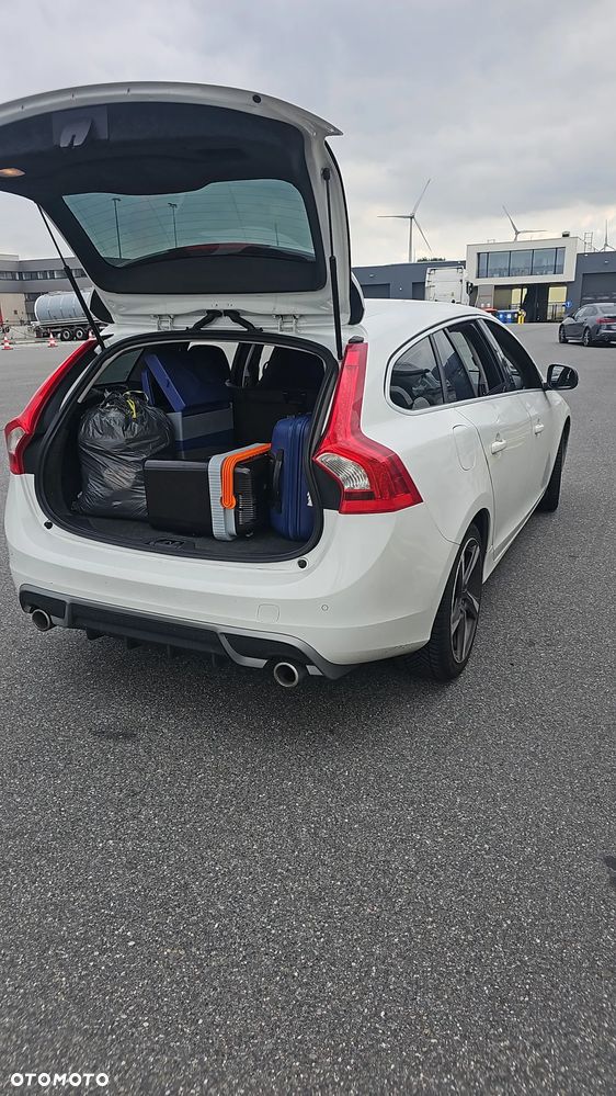 Volvo V60 D3 R-Design - 3