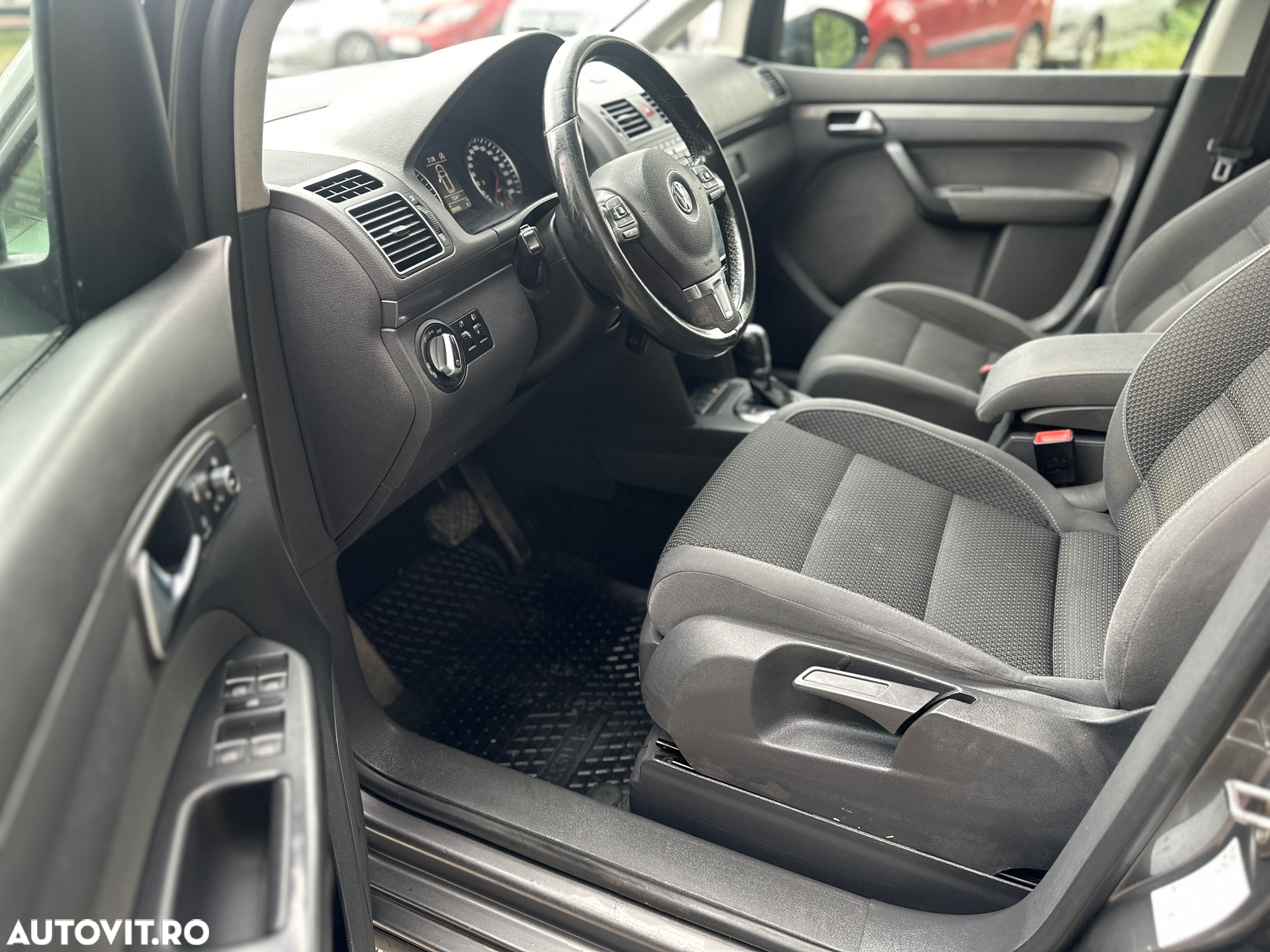 Volkswagen Touran 2.0 TDI DPF BlueMotion Technology DSG Comfortline - 8