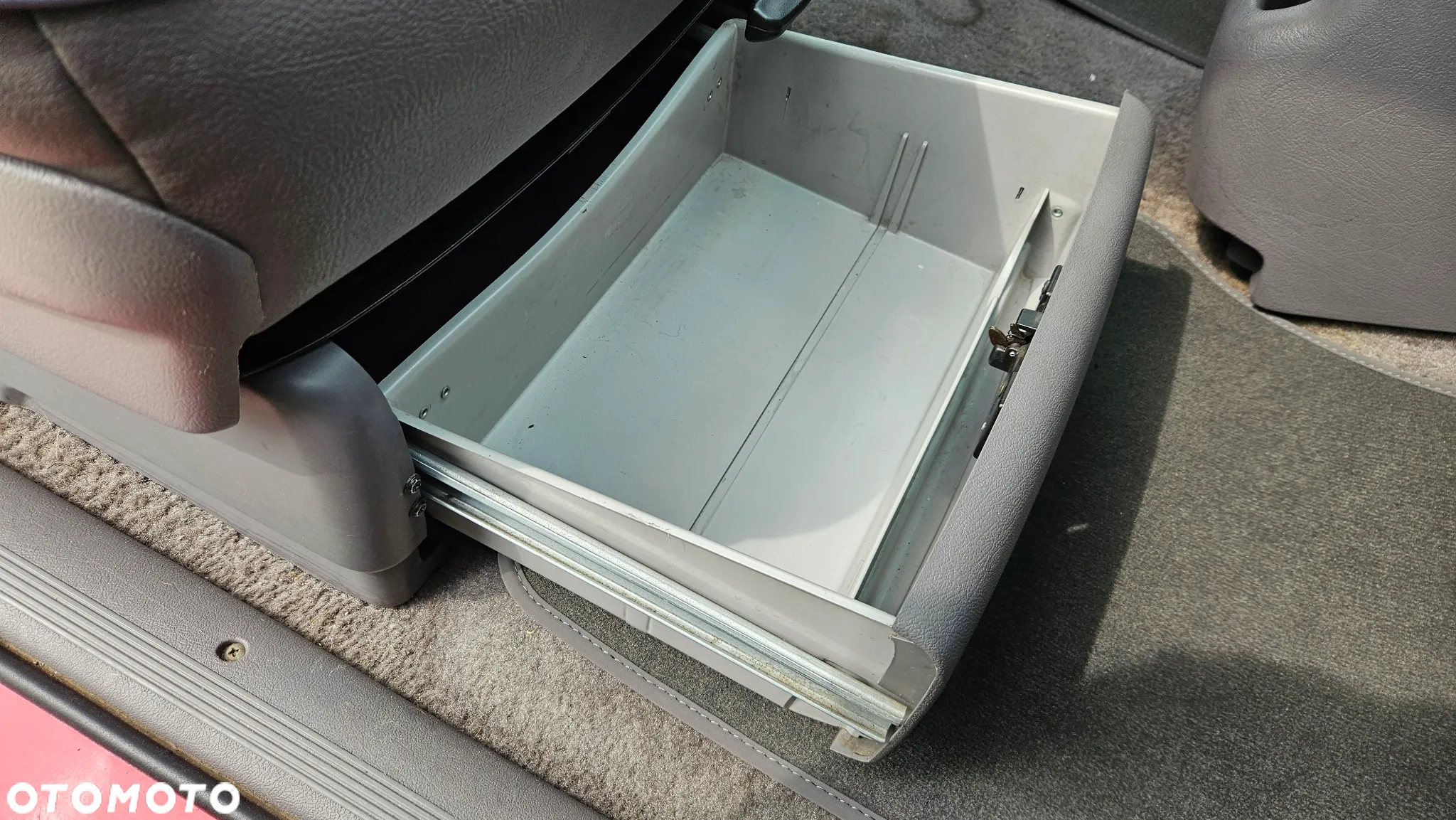 Plymouth Voyager - 32