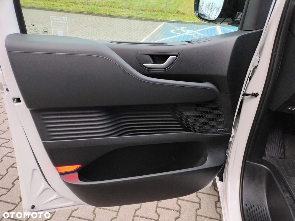 Hyundai Staria 1.6 T-GDI HEV Luxury - 36