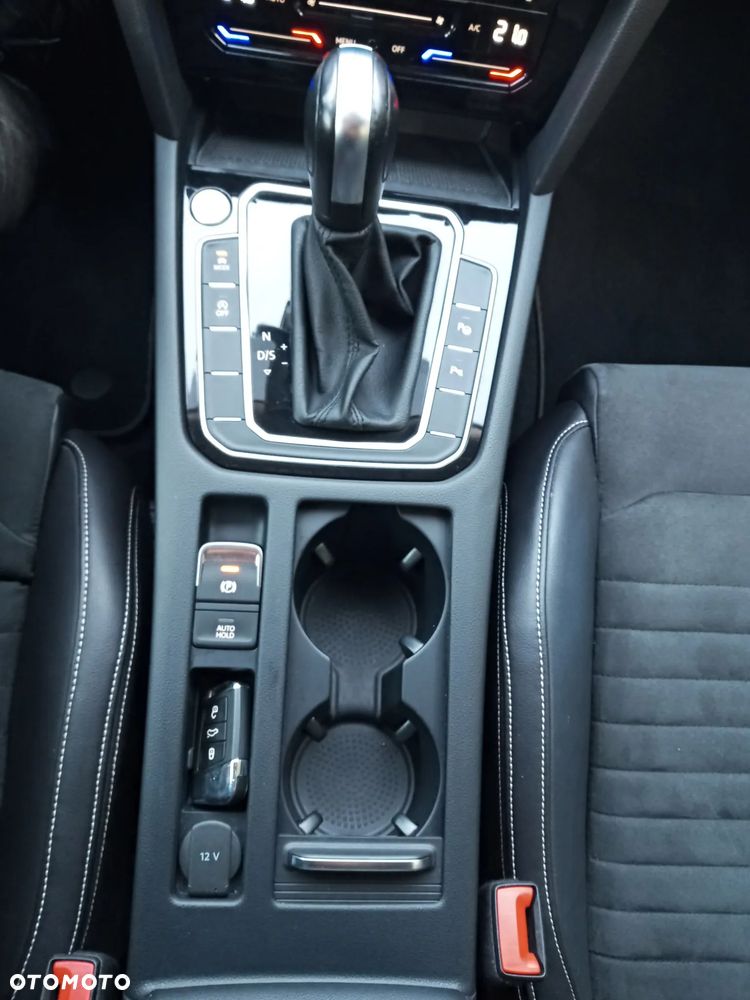 Volkswagen Passat 2.0 TDI SCR Style DSG - 27