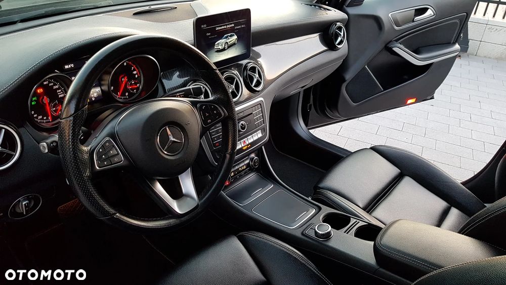 Mercedes-Benz GLA 180 7G-DCT AMG Line - 28