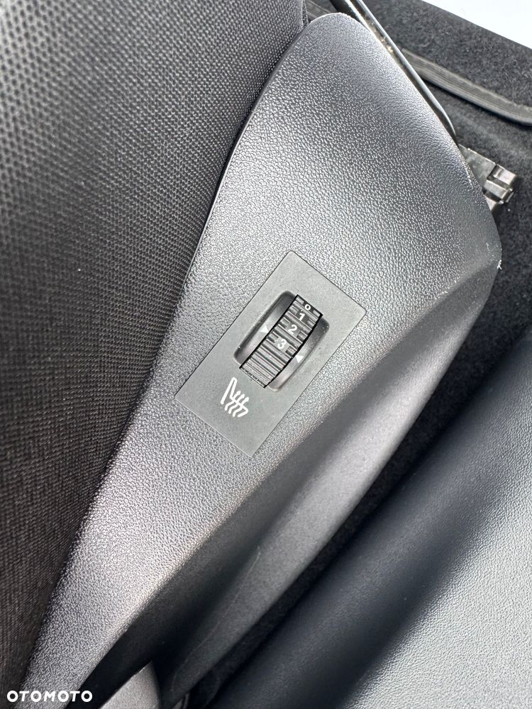 Peugeot 2008 1.2 Pure Tech GPF Signature S&S EAT6 - 30