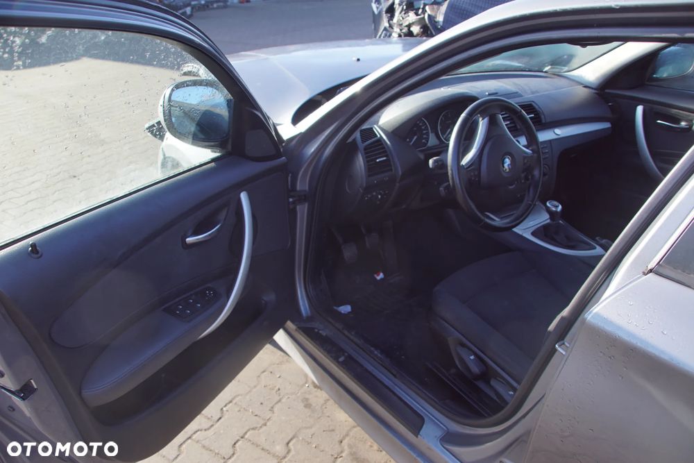 Auto na części - BMW E87 116D Lift 2.0 D 116 KM N47D20 GS6-17DG A52 2010R Silnik Skrzynia Drzwi Błotnik Zderzak Klapa Lampa Klamka Szyba Lusterko Deska Kokpit Sterownik Moduł Czujnik Licznik Panel Kierownica - 9