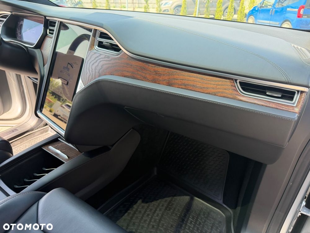 Tesla Model X - 18