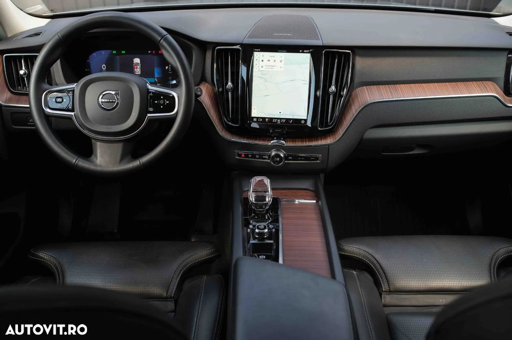 Volvo XC 60 B4 MHEV AT AWD Plus Dark - 28