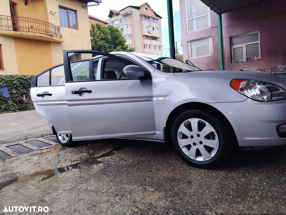Hyundai Accent - 4