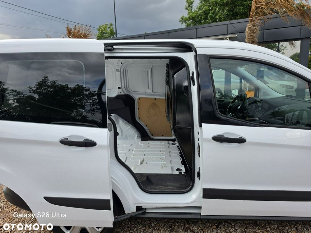 Ford Transit Courier - 31