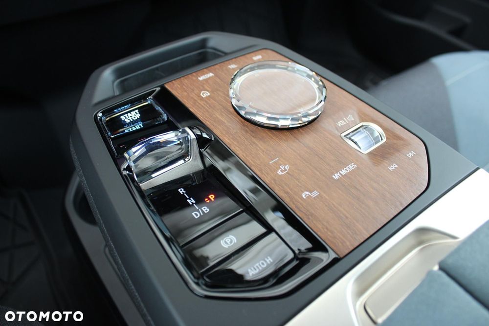 BMW iX - 12
