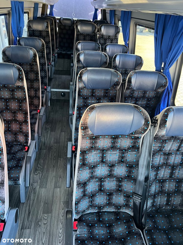 Mercedes-Benz 519 - 8