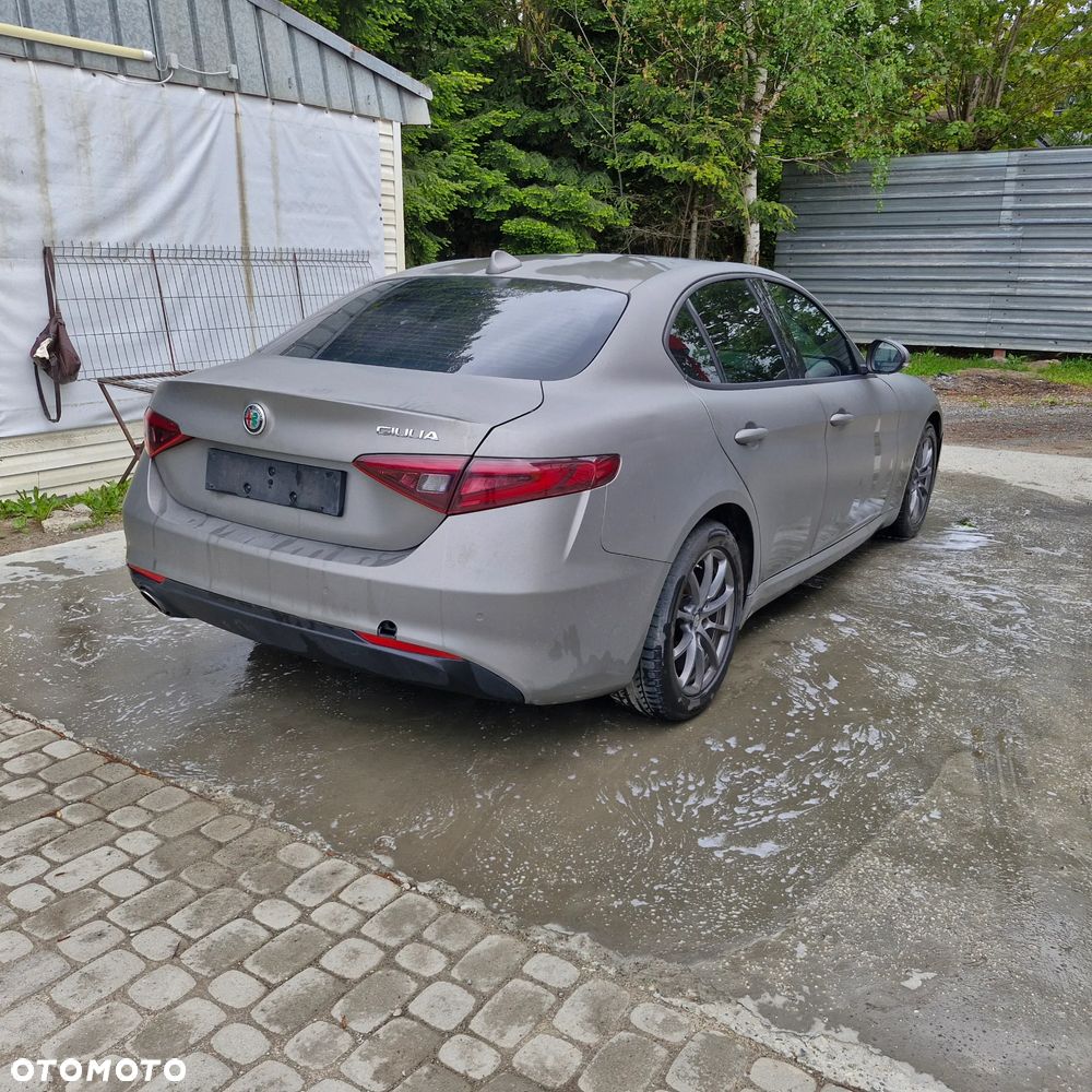 Alfa Romeo Giulia 2.2 - 5