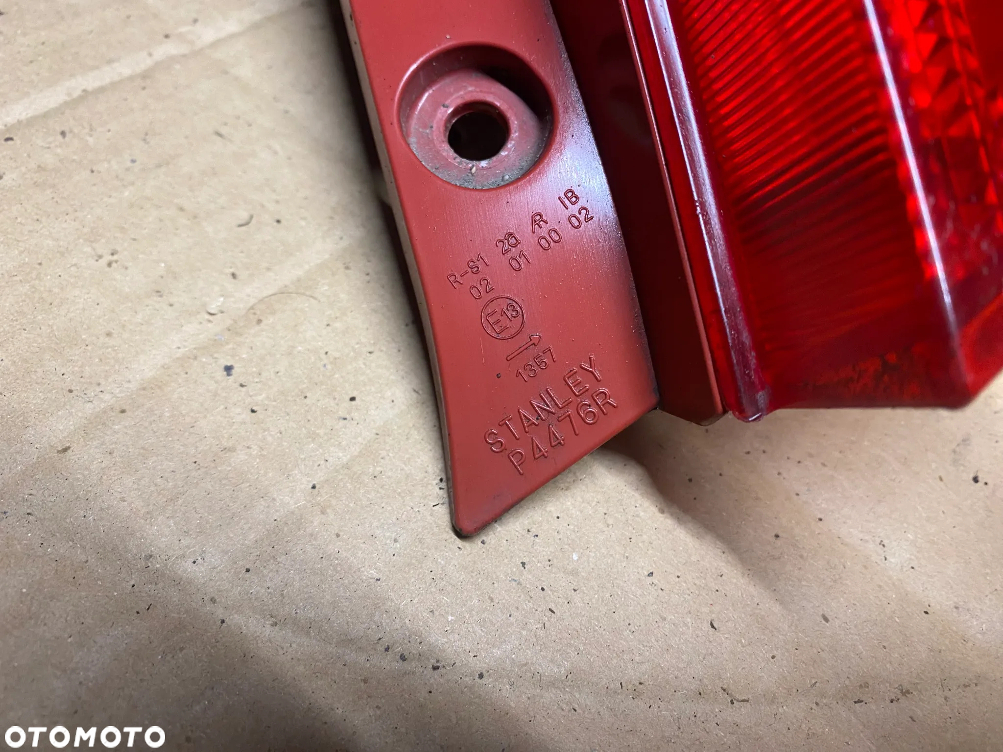 LAMPA TYLNA PRAWA SUZUKI SWIFT IV P4476R - 5